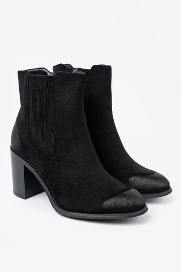 msuud seemisnahk lumesaapad kõrgel postil isoleeritud