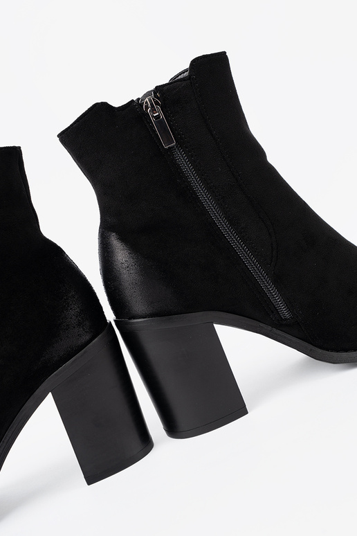 msuud seemisnahk lumesaapad kõrgel postil isoleeritud