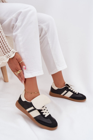 Sellel ondal Sneakers tüüpi jalanõud Pealiste omadINysisseiniętym Językiem msuud Ardira