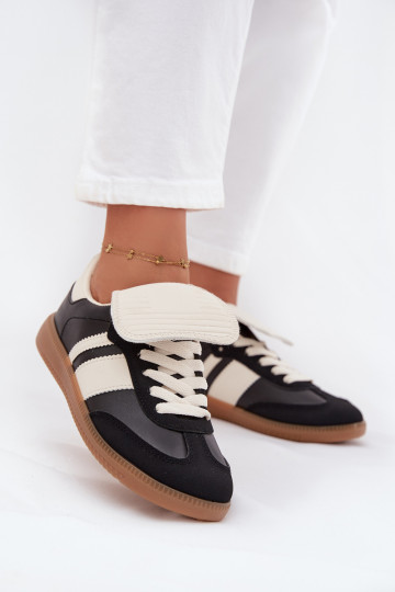 Sellel ondal Sneakers tüüpi jalanõud Pealiste omadINysisseiniętym Językiem msuud Ardira 2