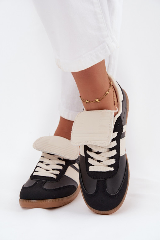 Sellel ondal Sneakers tüüpi jalanõud Pealiste omadINysisseiniętym Językiem msuud Ardira