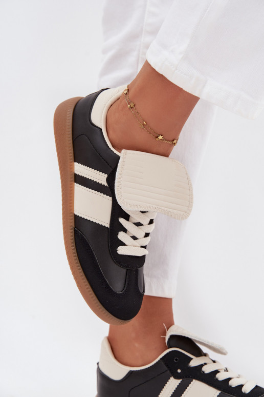 Sellel ondal Sneakers tüüpi jalanõud Pealiste omadINysisseiniętym Językiem msuud Ardira