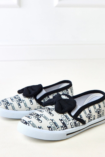 Valged laste kingad koos...