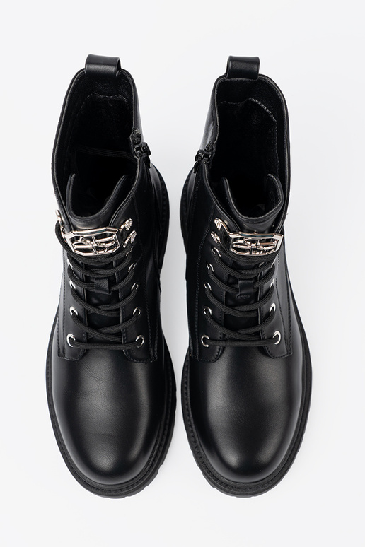 msuud kingad metallist kaunistusega