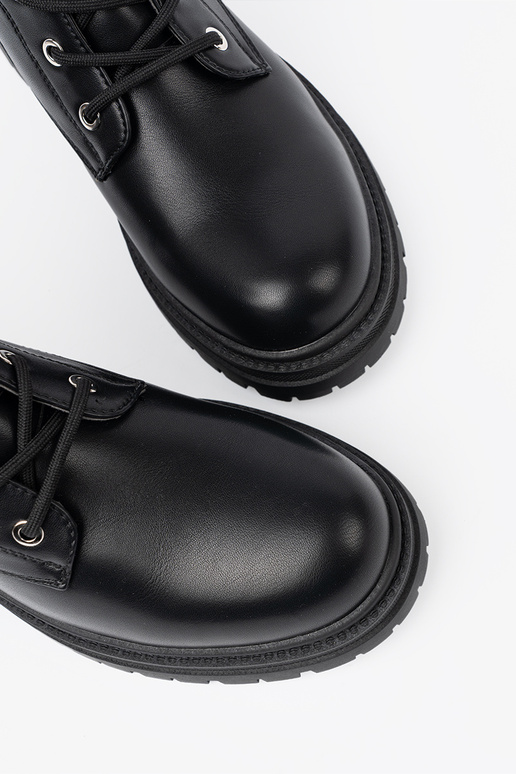 msuud kingad metallist kaunistusega