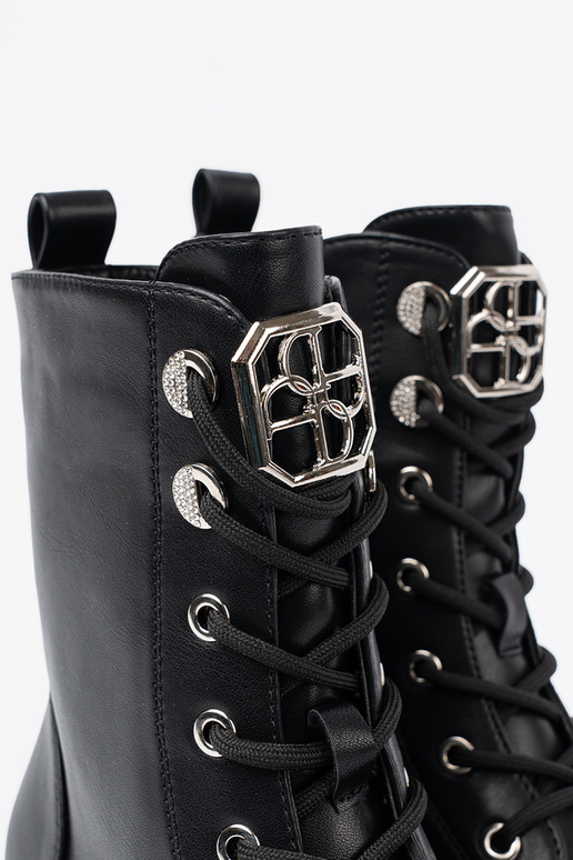 msuud kingad metallist kaunistusega