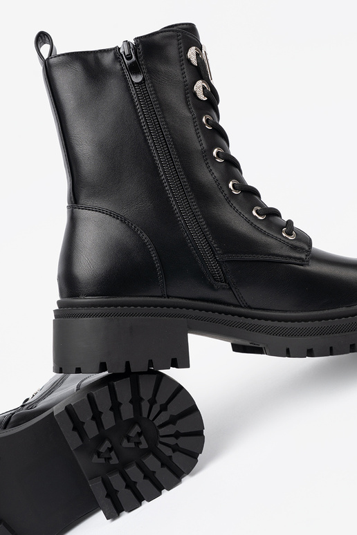 msuud kingad metallist kaunistusega