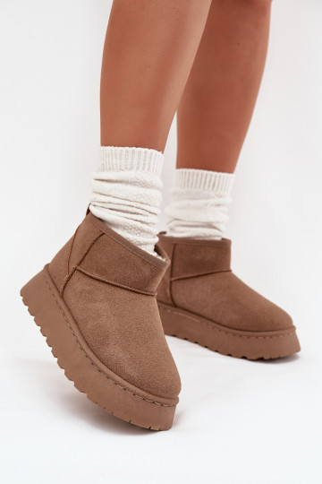 Mustade ja valgete spordijalatsite säravad hõbedased detailid