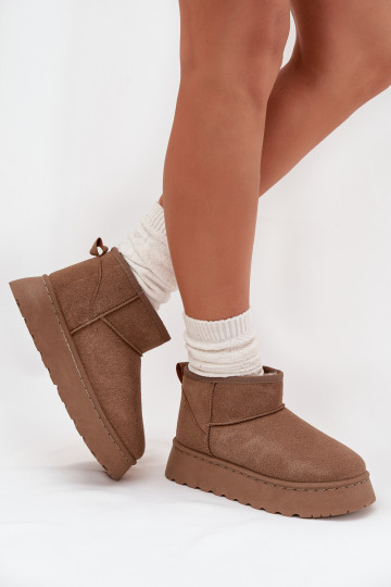 Mustade ja valgete spordijalatsite säravad hõbedased detailid 2