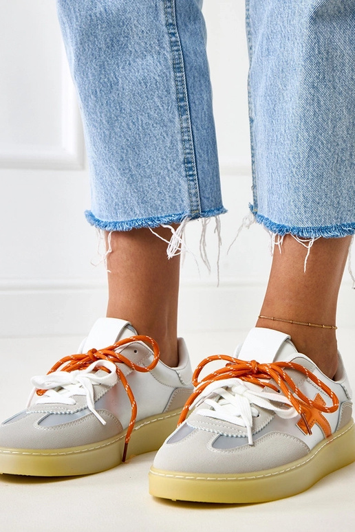 Hõbedased spordijalatsid platvormiga... Hõbedased spordijalatsid platvormiga...