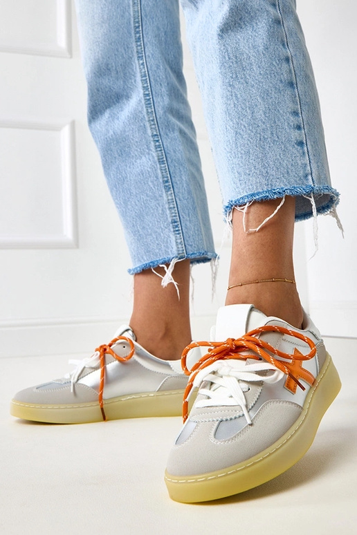 Hõbedased spordijalatsid platvormiga... Hõbedased spordijalatsid platvormiga...