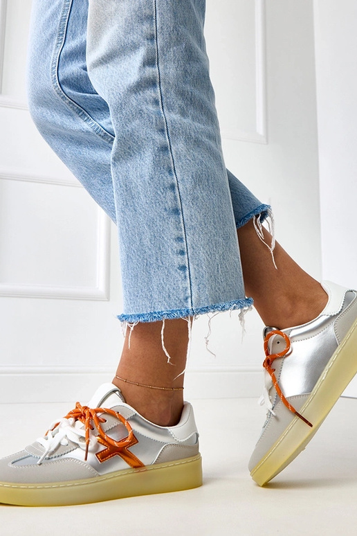 Hõbedased spordijalatsid platvormiga... Hõbedased spordijalatsid platvormiga...