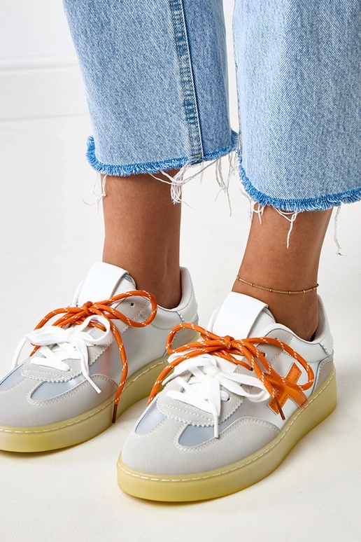 Hõbedased spordijalatsid platvormiga... Hõbedased spordijalatsid platvormiga...