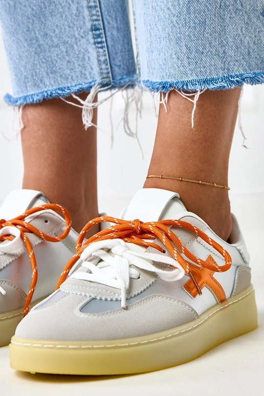 Hõbedased spordijalatsid platvormiga... Hõbedased spordijalatsid platvormiga...