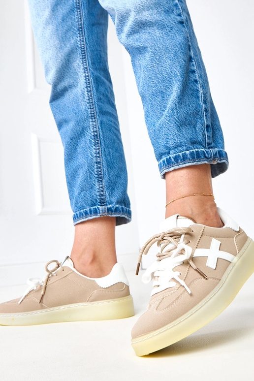 Pruunid spordijalatsid platvormiga ja... Pruunid spordijalatsid platvormiga ja...