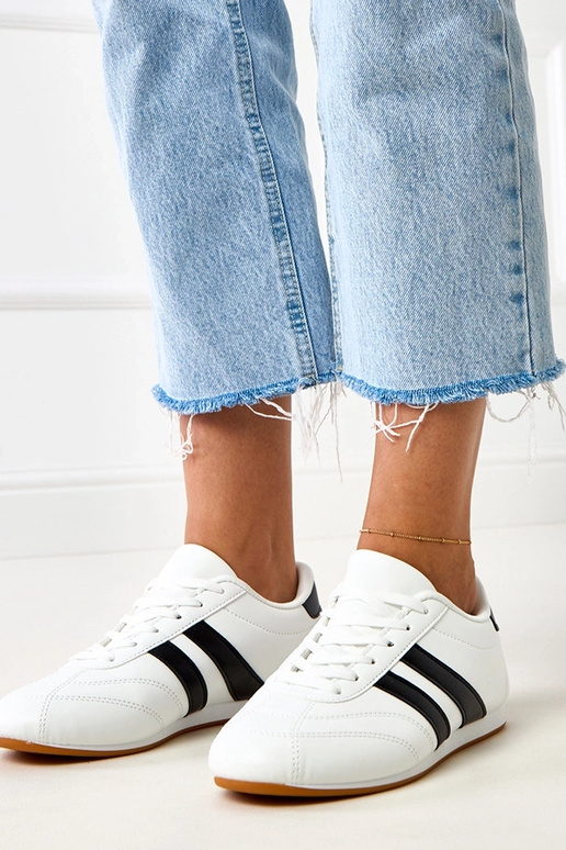 Valged tennisetüüpi spordijalatsid... Valged tennisetüüpi spordijalatsid...