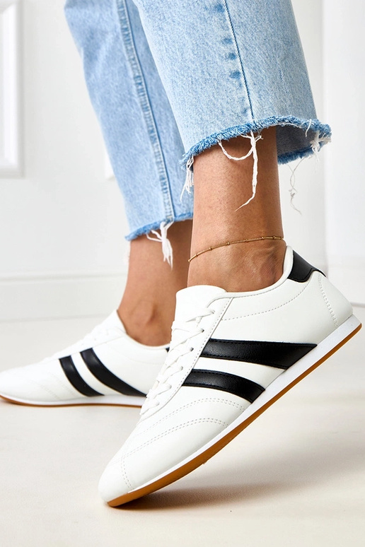 Valged tennisetüüpi spordijalatsid... Valged tennisetüüpi spordijalatsid...