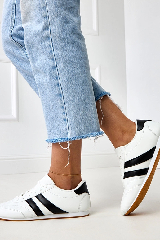 Valged tennisetüüpi spordijalatsid... Valged tennisetüüpi spordijalatsid...