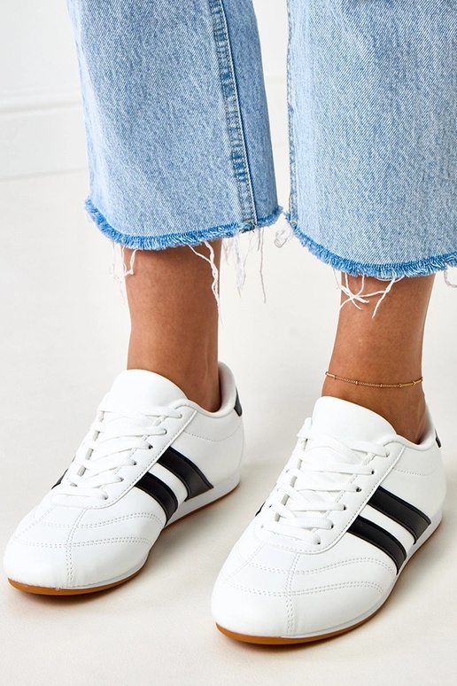 Valged tennisetüüpi spordijalatsid... Valged tennisetüüpi spordijalatsid...