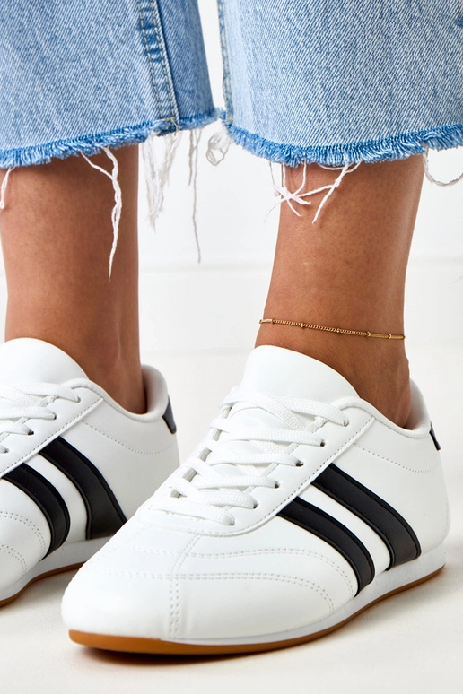 Valged tennisetüüpi spordijalatsid... Valged tennisetüüpi spordijalatsid...