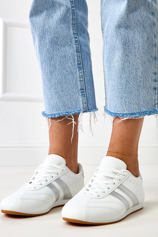 Valged tennisetüüpi spordijalatsid... Valged tennisetüüpi spordijalatsid...