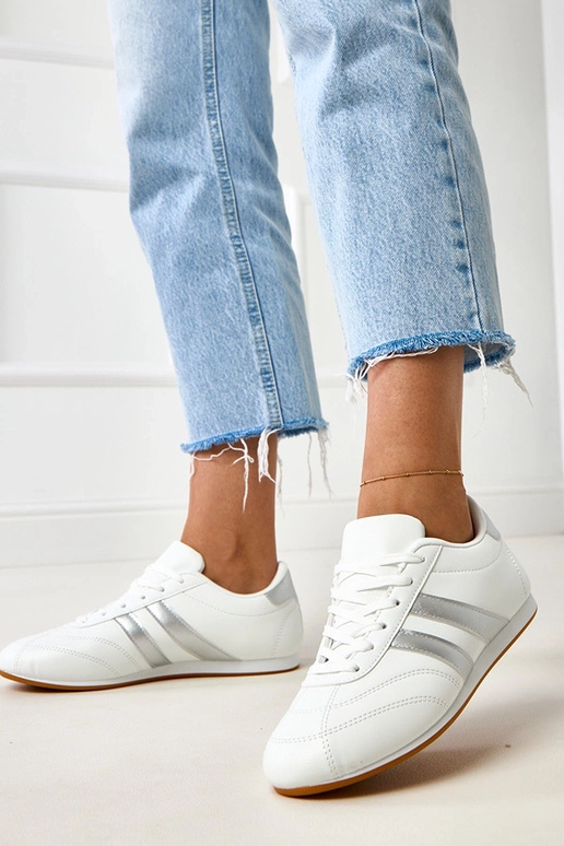 Valged tennisetüüpi spordijalatsid... Valged tennisetüüpi spordijalatsid...