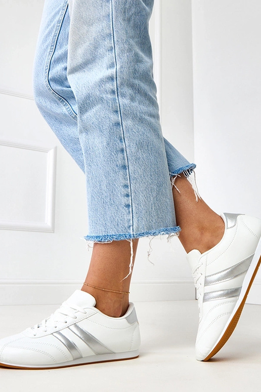 Valged tennisetüüpi spordijalatsid... Valged tennisetüüpi spordijalatsid...