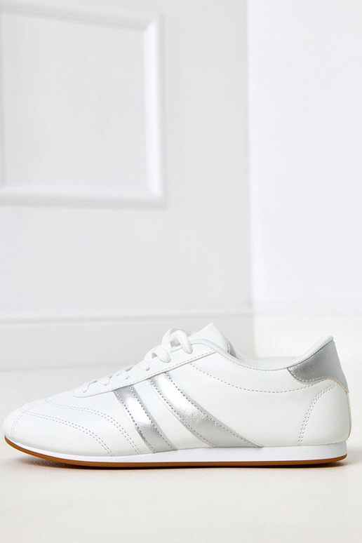 Valged tennisetüüpi spordijalatsid... Valged tennisetüüpi spordijalatsid...