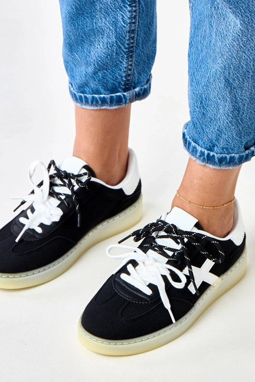 Mustad sportkingad platvormiga valge... Mustad sportkingad platvormiga valge...