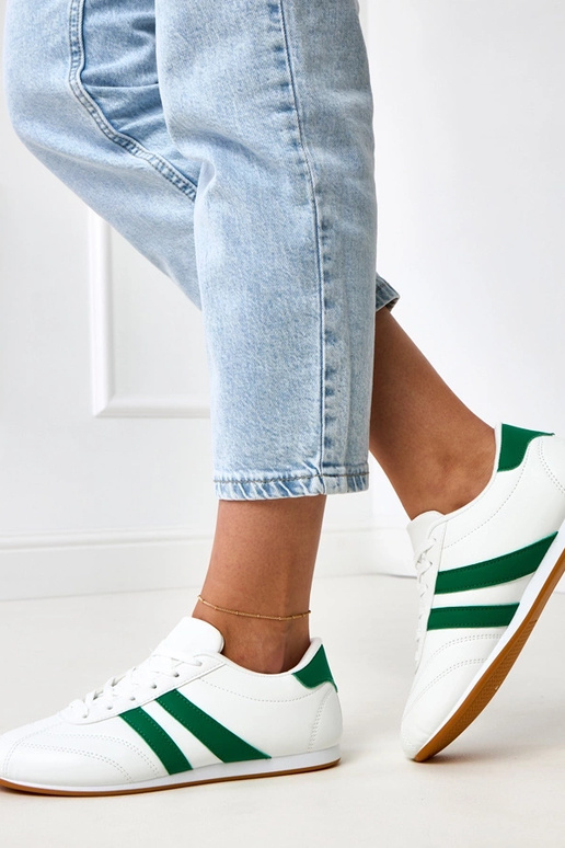 Valged tennisetüüpi sportkingad... Valged tennisetüüpi sportkingad...