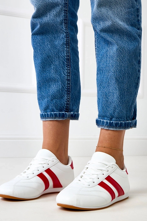 Valged tennisetüüpi sportkingad... Valged tennisetüüpi sportkingad...