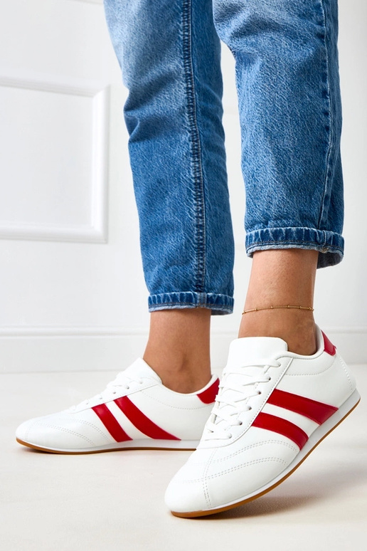 Valged tennisetüüpi sportkingad... Valged tennisetüüpi sportkingad...