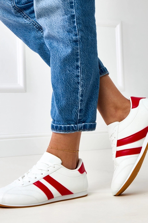 Valged tennisetüüpi sportkingad... Valged tennisetüüpi sportkingad...