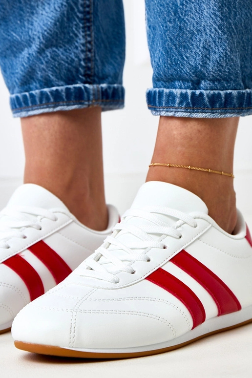 Valged tennisetüüpi sportkingad... Valged tennisetüüpi sportkingad...