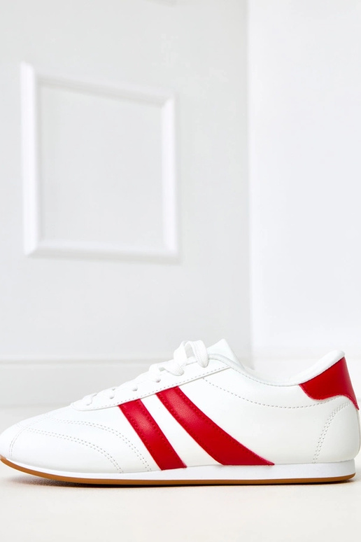 Valged tennisetüüpi sportkingad... Valged tennisetüüpi sportkingad...