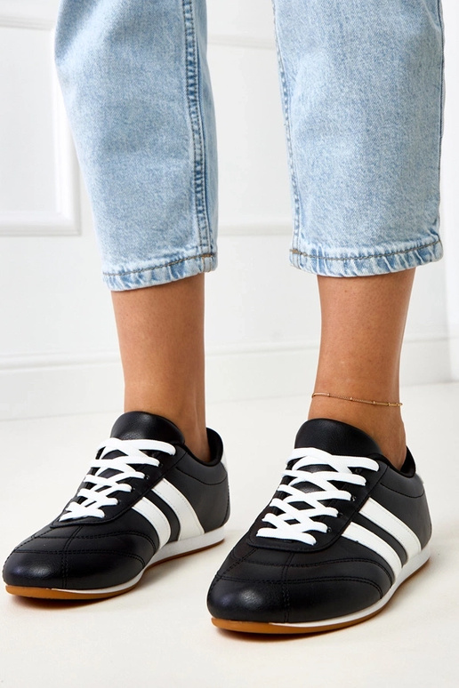 Mustad tennisetüüpi sportkingad valge... Mustad tennisetüüpi sportkingad valge...