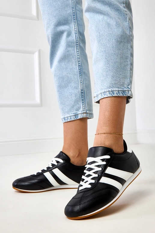 Mustad tennisetüüpi sportkingad valge... Mustad tennisetüüpi sportkingad valge...