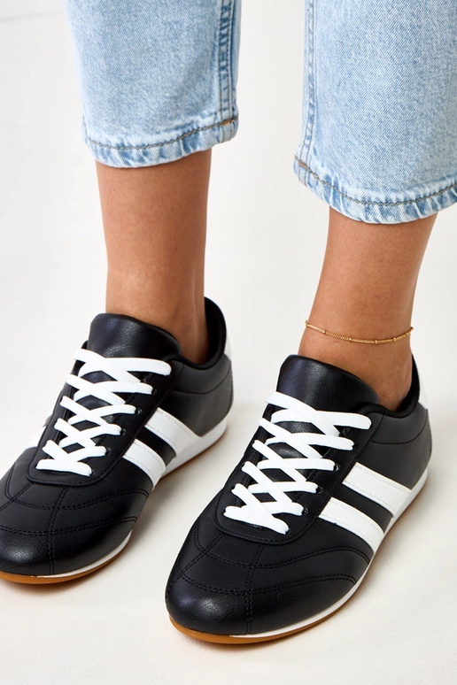 Mustad tennisetüüpi sportkingad valge... Mustad tennisetüüpi sportkingad valge...