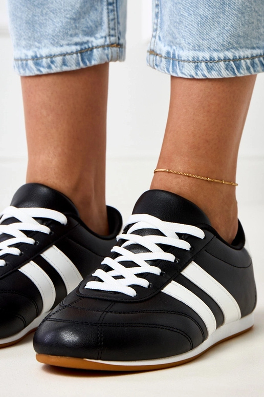 Mustad tennisetüüpi sportkingad valge... Mustad tennisetüüpi sportkingad valge...