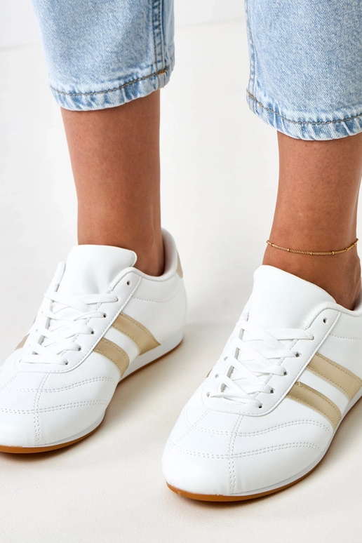 Valged tennisetüüpi sportkingad... Valged tennisetüüpi sportkingad...