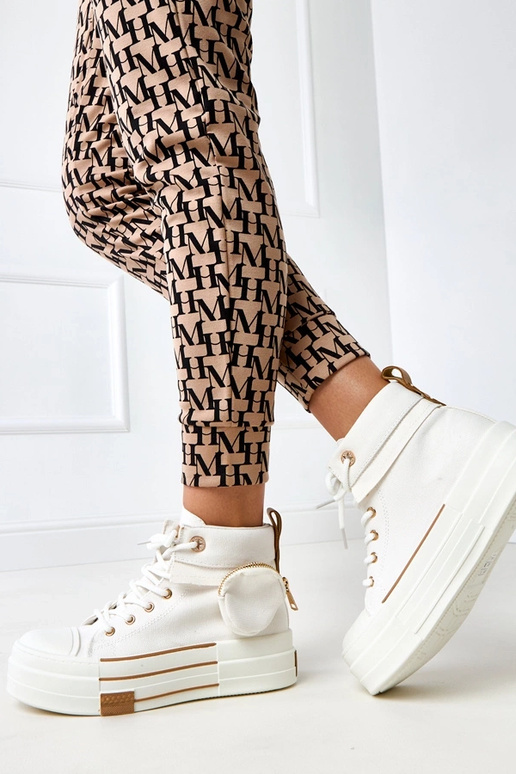 Valged kõrged sportkingad platvormiga... Valged kõrged sportkingad platvormiga...