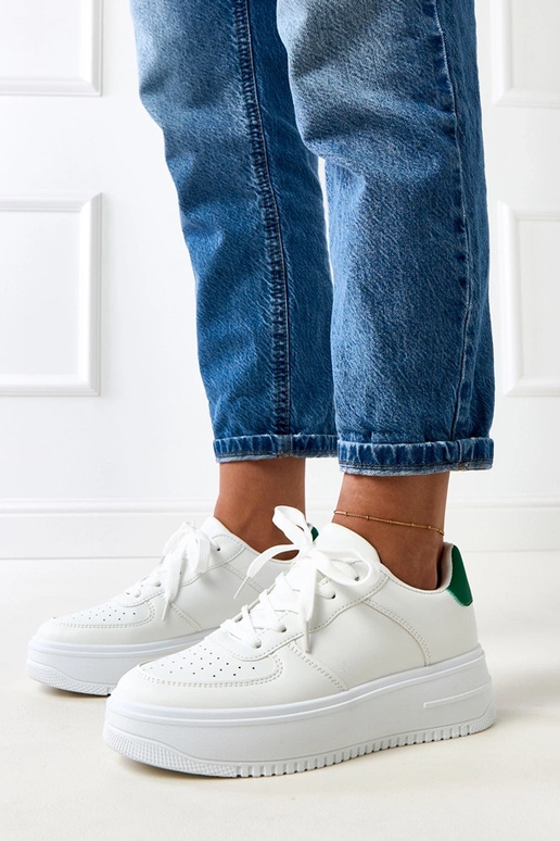 Valged spordijalatsid platvormiga ja... Valged spordijalatsid platvormiga ja...