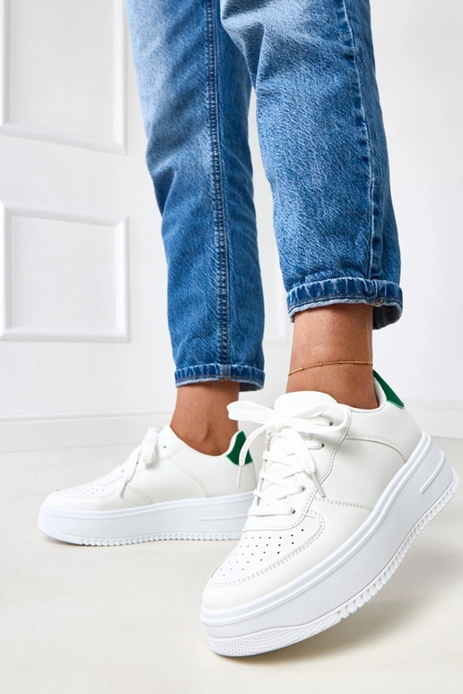 Valged spordijalatsid platvormiga ja... Valged spordijalatsid platvormiga ja...