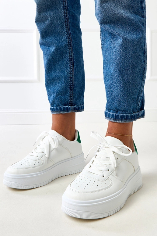 Valged spordijalatsid platvormiga ja... Valged spordijalatsid platvormiga ja...