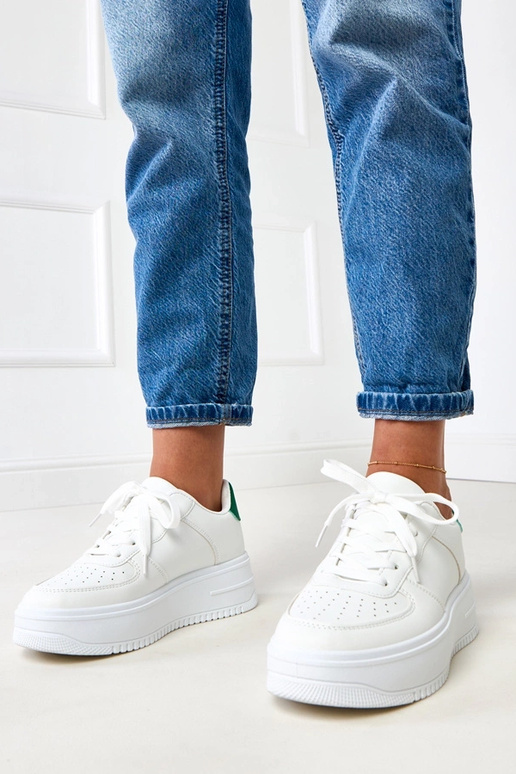 Valged spordijalatsid platvormiga ja... Valged spordijalatsid platvormiga ja...