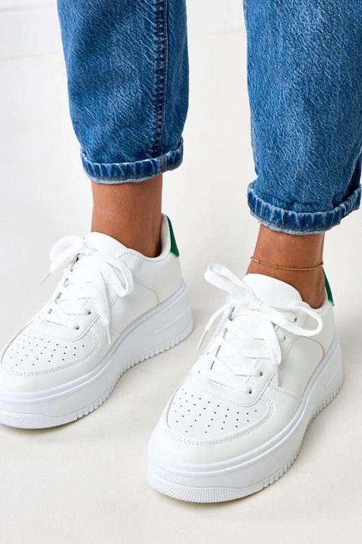 Valged spordijalatsid platvormiga ja... Valged spordijalatsid platvormiga ja...