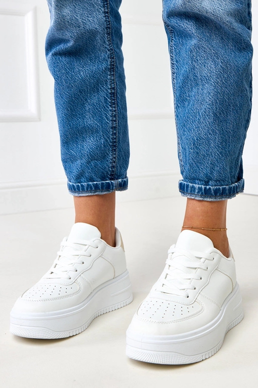 Valged spordijalatsid platvormiga ja... Valged spordijalatsid platvormiga ja...