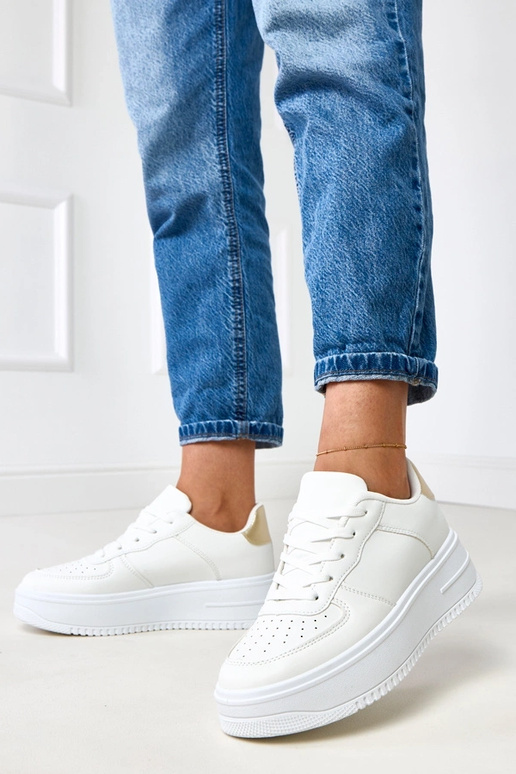 Valged spordijalatsid platvormiga ja... Valged spordijalatsid platvormiga ja...