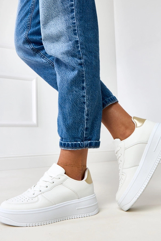 Valged spordijalatsid platvormiga ja... Valged spordijalatsid platvormiga ja...