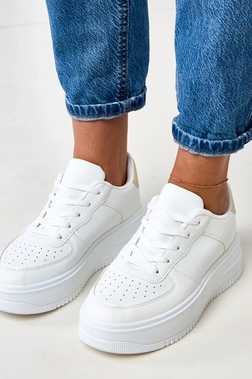 Valged spordijalatsid platvormiga ja... Valged spordijalatsid platvormiga ja...